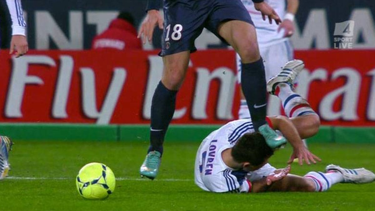 Lyon president Jean-Michel Aulas: "Dejan Lovren blir massakrerad när Ibrahimovic sätter en fot i ansiktet på honom".